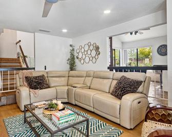 Peaceful Private Retreat In The Heart Of Town - Redlands - Living room
