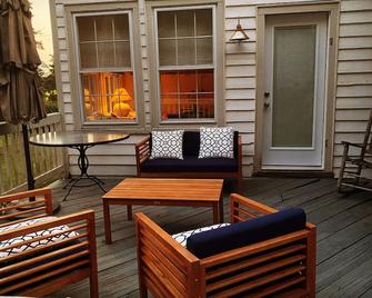 In the Village Of Powhatan- walking distance to owners restaurant - Powhatan - Patio