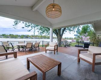 Lakehouse Getaway - Grand Rapids Area - Murray Lake - Sandy Beach, Dock, Hot Tub - Lowell - Patio