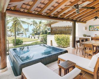Las Palmas Luxury Villas - Zihuatanejo - Piscina