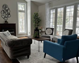 Acorn Hills-Stylish~Oak Forest~Private Beach~Bikes-games room - Lambton Shores - Living room