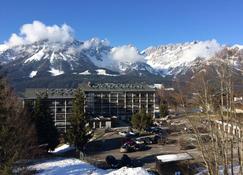 Right on the ski slope leading to the new Hartkaiserbahn in Ellmau. - Ellmau - Bygning