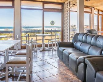 Portobello Suites Hotel - La Paloma - Wohnzimmer