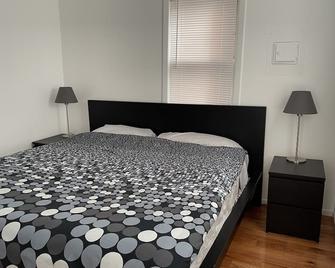 Federal Hill 2 Bedroom King Bed Parking Please Read Description Before Booking - Providence - Bedroom
