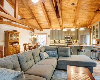 4 Mi to Beach Lake Tahoe Mountain Retreat! - Stateline - Sala de estar
