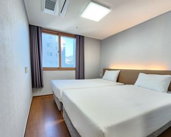 Residence Hotel K Okpo - Geoje - Schlafzimmer