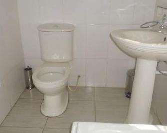 Remodelled hotel suite - Tema - Bathroom