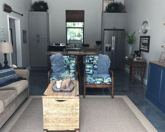 Sunset Creek - Incredible Style & Decor - A True Flagler Beach Hidden Gem! - Flagler Beach - Living room