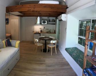 Great funky farm Studio from which to explore Rotorua - Rotorua - Living room