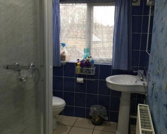5B, Market Place flats - Barnard Castle - Baño