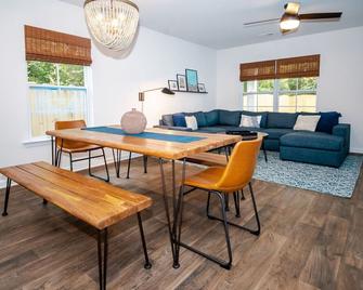 Fun 4BD w 75 inch TV - West Columbia - Dining room