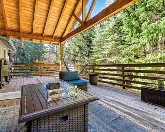 Spacious 3-bedroom house w/ AC, WiFi, Sauna, Fenced Yard, Billiards, & Theater - Pollock Pines - Balcony