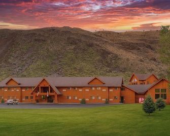 Yellowstone Village Inn and Suites - Gardiner - Building