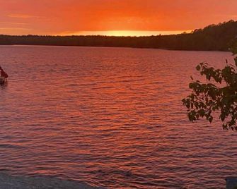 Sunset Lakeside Escape on Beautiful Wilson Lake in Port Loring - Port Loring - Outdoors view