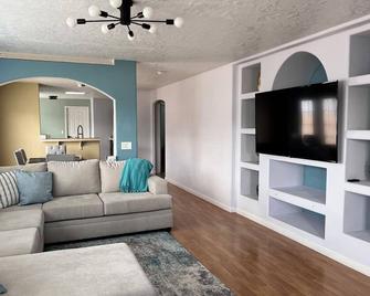 Cozy Home In the Center of Page, with Boat and RV Parking, and Tesla Charging. - Page - Living room