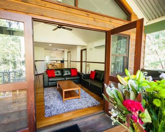 3 Bedroom Sleeps up to 6 guests, features 3 bedrooms and a large living/dining plus veranda - Rivière Margaret - Salon