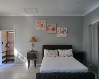 T&V Suites - Windsor - Bedroom