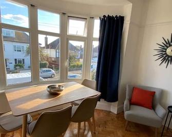 Entire 2 bed property, 1 road back from the sea - Worthing - Dining room