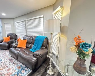 Fort Harrison River Front Property - Terre Haute - Вітальня