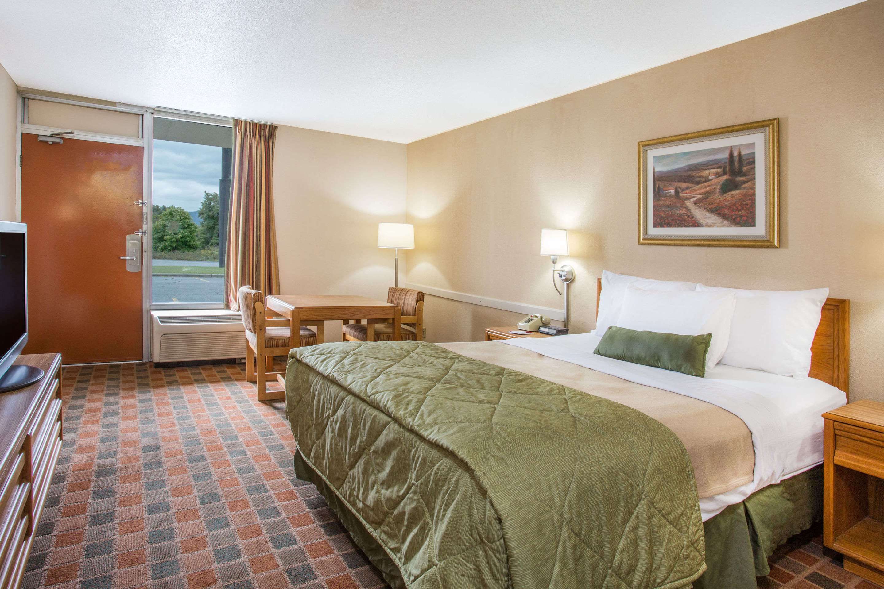Ramada by Wyndham Wytheville - Wytheville - Спальня