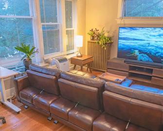 Gorgeous Vintage 1br Apt | Wifi | Walk Everywhere! - Seattle - Sala de estar