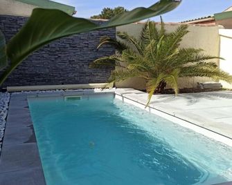 Jolie Suite Privée, Proche Aéroport - Marignane - Pool