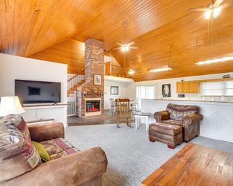 Riverfront Dayton Getaway on 700 Wooded Acres! - Dayton - Obývací pokoj