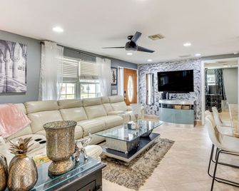 8 Mi to Sunset Beach: Home w/ Large Patio + Pool! - New Port Richey - Living room