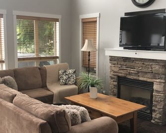 Modern Cottage With Spectacular View, Sleeps 6- Fintry Bc - Kelowna - Living room