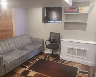 The Subterranean Haven - Mount Vernon - Living room