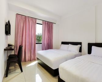 Super OYO 89495 Rich Hotel - Ayer Hitam - Schlafzimmer