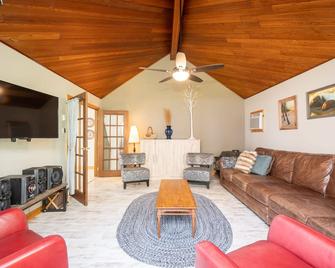 Cedar House on Lakefront Facing Elk Island in Victoria Beach-non-restricted area - Wanasing Beach - Living room