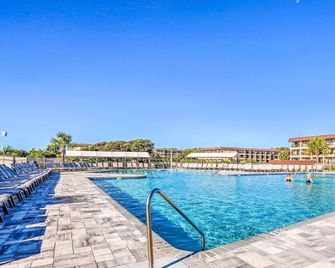 Top-floor Condo w/ Ocean Views in Hilton Head! - Hilton Head Island - Piscina