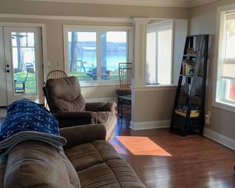 Wonderful Vacation Home Rental on Owasco Lake - Auburn - Living room
