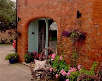 Luxury Cottage Clocktower/royal Hillsborough - Moira - Patio