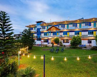 Gostops Bir, Landing Site - Pālampur - Edificio
