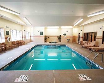 Town & Country Inn and Suites - Quincy - Pool