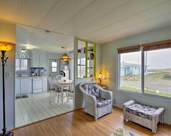 Walk to Beach! The Little Orcas Moclips Cottage - Moclips - Living room