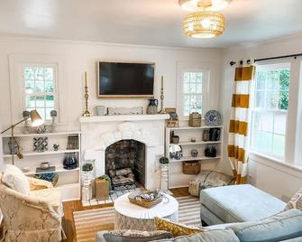 Cozy 2BR Apt w KING in historic dist. 1mi to sq. - Columbia - Living room