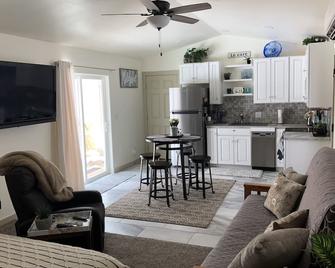 The Pool House, Fire And Water, Your Oasis Awaits! - Grand Junction - Stue