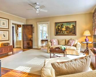 The Green Door Lovely Apt-1 Block To Dt - Danville - Living room
