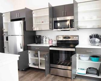 9 Miles to Downtown | 1000Mbps | King bed | W/D - Indianapolis - Küche