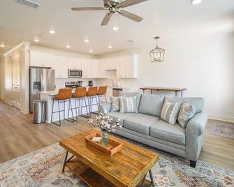 New 3BR/3.5BA condo 1.2 miles from MSU and 1.9 miles from the Cotton District! - Starkville - Wohnzimmer