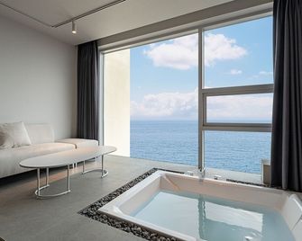 엘라포니시 풀빌라&호텔 - 경주 - 거실