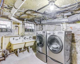 Historic Tiffin Home about Half Mi to University! - Tiffin - Laundry facility