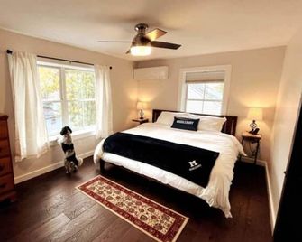 Purple Door Cottage in the heart of Middlebury! - Middlebury