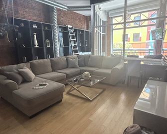 Urban Oasis in the Heart of Downtown - Evansville - Living room