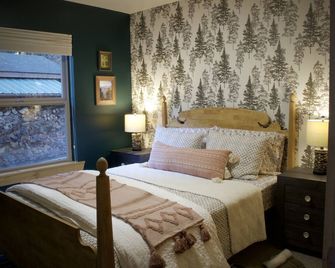 Secluded Cabin Near Hood Canal & Olympic National Forest. - Lilliwaup - Bedroom