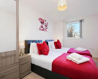 Alder House Serviced Apartment Maidenhead by 360stays - Maidenhead - Bedroom