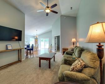 Swansboro Vacation Rental, 4 Mi to Hammocks Beach! - Swansboro - Living room